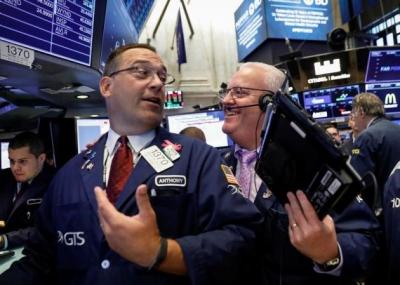 Dow Jones bứt phá gần 450 điểm, chứng kiến 8 tuần leo dốc liên tiếp