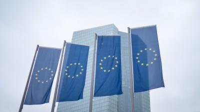 NHTW châu Âu lùi kế hoạch nâng lãi suất, công bố gói kích thích mới