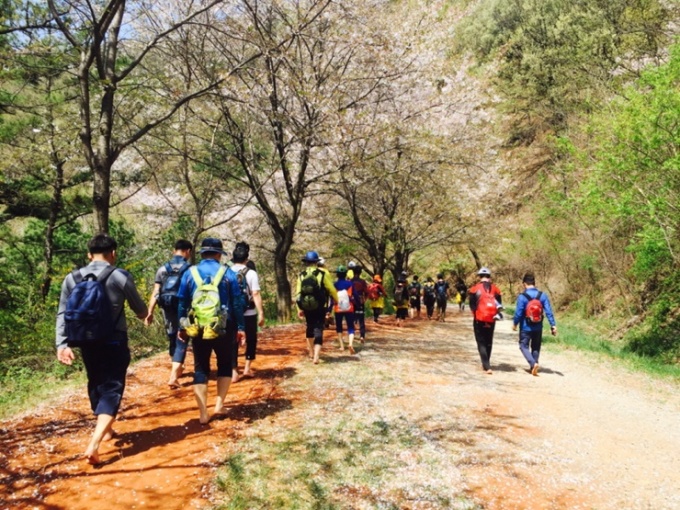 맥키스컴퍼니, 대전 계족산·아산 이어 충남 당진에도 ‘황톳길’ 조성