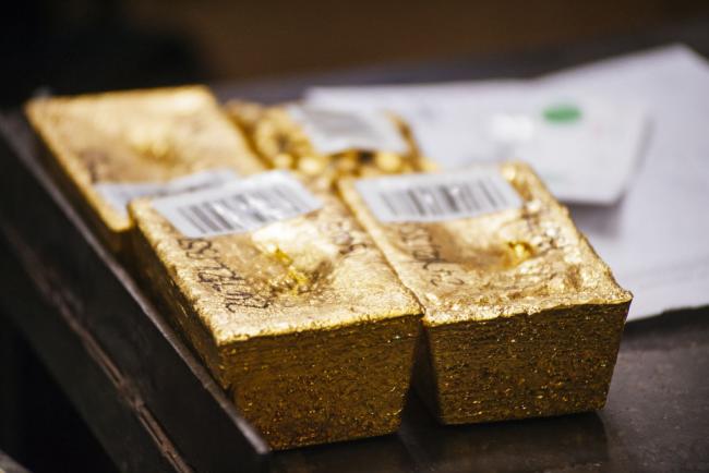 © Bloomberg. Gold bullion bars sit following casting at the Rand Refinery Ltd. plant in Germiston, South Africa, on Wednesday, Aug. 16. 2017. Established by the Chamber of Mines of South Africa in 1920, Rand Refinery is the largest integrated single-site precious metals refining and smelting complex in the world, according to their website.