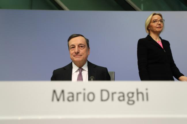 © Bloomberg. Mario Draghi, president of the European Central Bank (ECB), left, and Christine Graeff, director general for communications at the European Central Bank (ECB), arrive for a news conference following the bank's interest rate decision at the ECB headquarters in Frankfurt, Germany, on Thursday, March 8, 2018. The ECB unexpectedly dropped its pledge to expand its monthly bond purchases if needed, signaling its confidence in the euro area economy’s ability to reignite inflation.