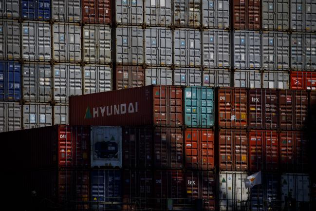 © Bloomberg. Cargo containers sit stacked on a ship at the Port of Los Angeles in Los Angeles, California, U.S., on Wednesday, March 28, 2018. Long-only exchange-traded funds (ETFs) linked to broad baskets of energy, metals and agricultural products attracted $2.66 billion this quarter, Bloomberg Intelligence estimates show. While that's the largest quarterly inflow in data going back to 2005, the stream of money slowed in March as the U.S.-China trade row clouded the outlook for economic growth.