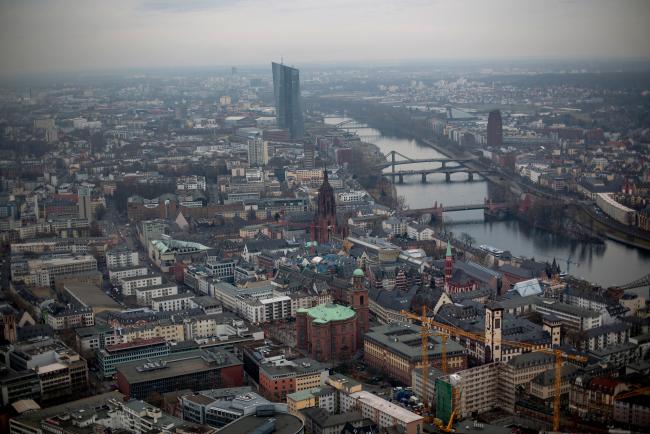 © Bloomberg. The skyscraper headquarter offices of the European Central Bank (ECB) stand beside the River Main as commercial and residential property sits on the city skyline in Frankfurt, Germany, on Thursday, Feb. 2, 2017.