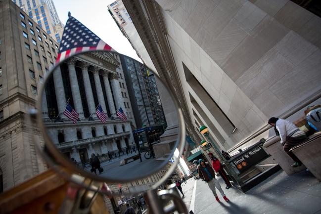 © Bloomberg. The New York Stock Exchange (NYSE) is reflected in a street vendor's mirror in New York, U.S., on Monday, March 5, 2018. U.S. stocks turned higher and Treasuries erased gains as investors speculated that President Donald Trump's tough tariff talk won't translate into the most severe protectionist policies.