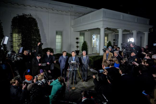 © Bloomberg. Chung Eui-yong, chief of the South Korean National Security Council, center, speaks to members of the media outside the White House in Washington, D.C., U.S., on Thursday, March 8, 2018. 