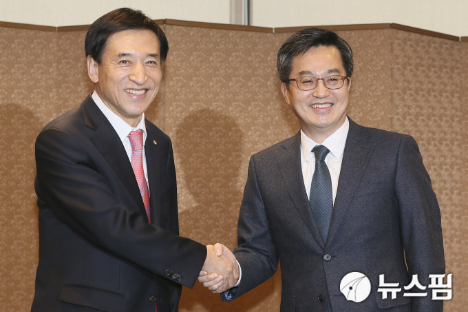 재정전문가, 김동연·한은에 재반박 &quot;적자국채 발행 이유 없었다&quot;