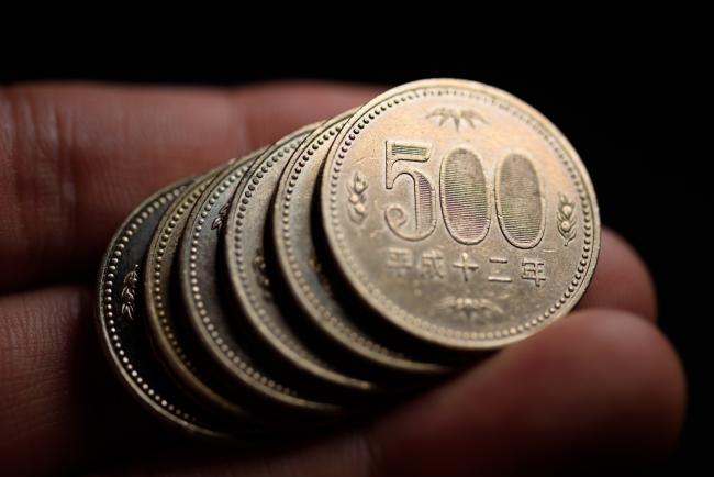© Bloomberg. Japanese 500 yen coins are arranged for a photograph in Kawasaki, Kanagawa Prefecture, Japan, on Saturday, July 7, 2018. Japan’s currency rose against every single Group-of-10 peer in the first half, with an average 4.8 percent gain. Now a combination of U.S. protectionism, European populism and emerging market turmoil threatens to push the yen even higher in the second half, according to analysts. Photographer: Akio Kon/Bloomberg