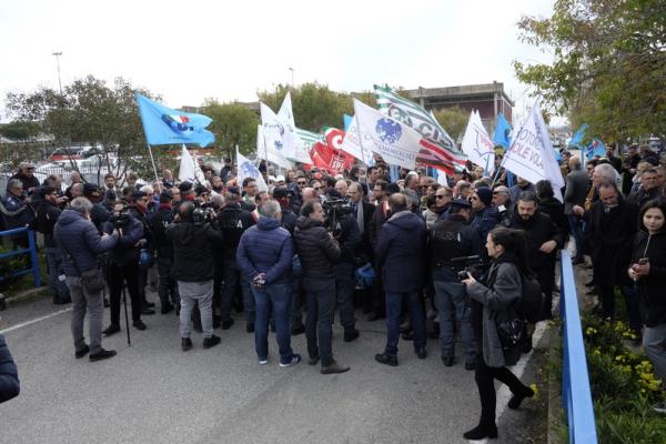 © Ansa. Protesta per chiusura aeroporto Crotone