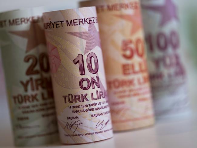 © Bloomberg. An assortment of Turkish Lira banknotes stand in this arranged photograph in London, U.K., on Wednesday, Aug. 15, 2018. Turkey took its boldest steps yet to try to ward off a financial crisis by making it harder for traders to bet against the battered lira and easing rules on restructuring troubled loans that have already topped $20 billion. 