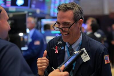 S&P 500 lập kỷ lục mới, Nasdaq phá mốc 8,000 điểm lần đầu tiên