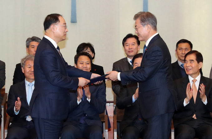 文 대통령, 홍남기 부총리 첫 보고 받아…최저임금 인상 속도조절 논의