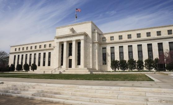 Peso se fortalece tras decisión Fed; gana 1% en 17.60