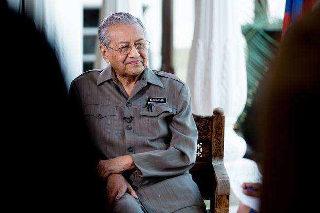 © Bloomberg. Mahathir Mohamad, Malaysia’s prime minister, attends a Bloomberg Television interview in Kuala Lumpur, Malaysia, on Friday, June 22, 2018. Mahathir said the ringgit's fair value now is the same as the peg his previous government established in 1998 during the Asian financial crisis. 