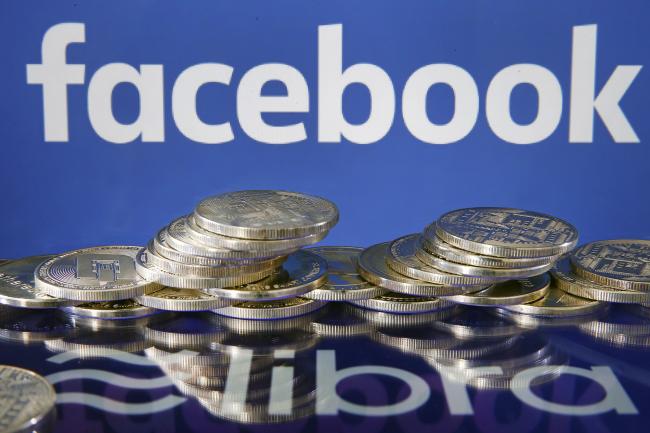 © Bloomberg. PARIS, FRANCE - JULY 08: In this photo illustration, a visual representation of digital cryptocurrency coins sit on display in front of Libra and Facebook logos on July 08, 2019 in Paris, France. Since the announcement of its creation a few days ago, the virtual currency of Facebook Libra fascinates as much as it worries. Libra, Facebook's cryptocurrency project, worries US representatives and senators: they ask the social network to pause its implementation, the time to investigate Libra and carry out impact studies. The Congress plans to release its findings on July 17, 2019. (Photo by Chesnot/Getty Images) Photographer: Chesnot/Getty Images Europe