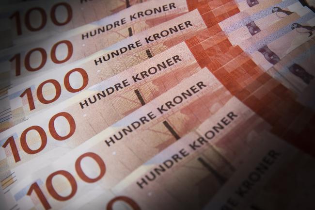 Norway Sticks With Decision to Pause Hikes; Warns of Weak Krone