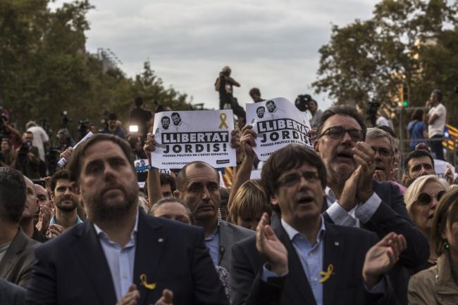 © Bloomberg. Oriol Junqueras, leader of Esquerra Republicana de Catalunya, left, and Carles Puigdemont, Catalonia's president, right,  participate in a demonstration against the Spanish government and the imprisonment of separatist leaders Jordi Sanchez, head of the Catalan National Assembly, and Jordi Cuixart, head of Omnium Cultural, on the Gran Via Avenue in Barcelona, Spain, on Saturday, Oct. 21, 2017. Prime Minister Mariano Rajoy invoked the most far-reaching powers in the Spanish Constitution as he aimed to strike a decisive blow against the Catalan separatist campaign that has divided the nation and put its economic expansion at risk.