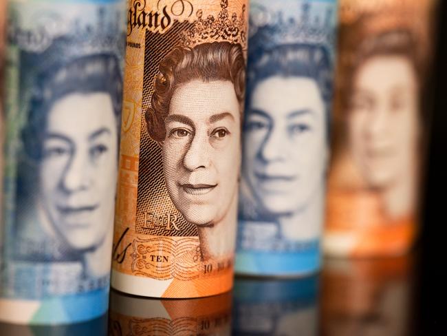 © Bloomberg. The image of Queen Elizabeth II sits on British 10 and five pound banknotes in this arranged photograph in London, U.K., on Wednesday, Aug. 15, 2018. The pound's weakness is turning everyone—from students to holiday-makers—into unwitting currency traders as Brexit nears. Photographer: Chris Ratcliffe/Bloomberg