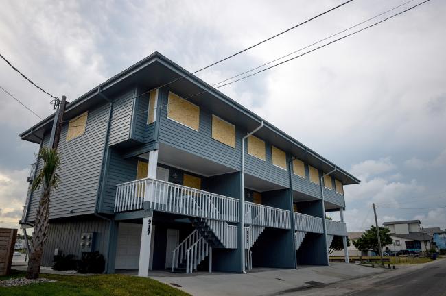 © Bloomberg. Plywood protects the doors and windows of a property ahead of Hurricane Florence in Carolina Beach, North Carolina, U.S. 