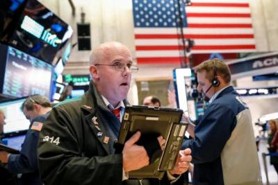 Mỹ và Nga đấu khẩu, Dow Jones mất hơn 200 điểm