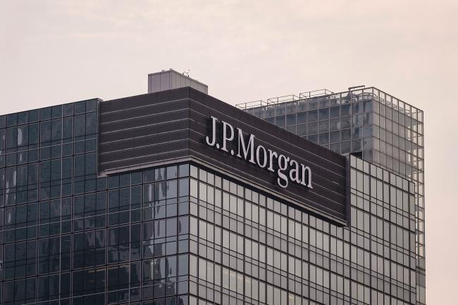 © Bloomberg. HONG KONG, HONG KONG - AUGUST 21: A view of the facade of U.S. investment bank JPMorgan Chase & Co's Asia headquarters on August 21 2018 in Hong Kong, Hong Kong. (Photo by S3studio/Marcio Rodrigo Machado/Getty Images) 