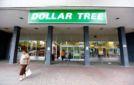 Activist schudt aan boom bij Dollar Tree