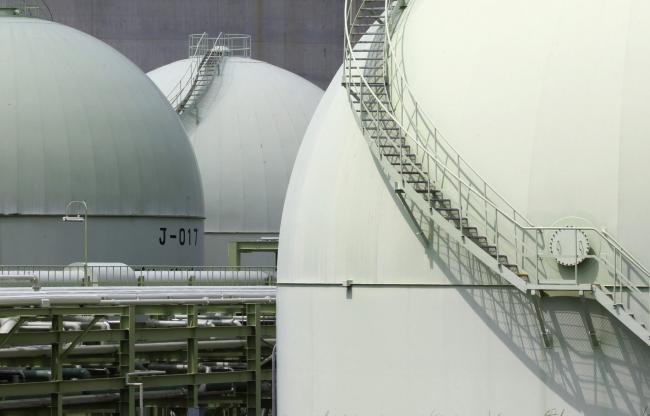 © Bloomberg. Liquefied natural gas (LNG) tanks. 