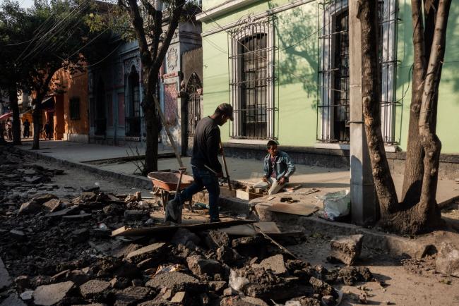 © Bloomberg. Contractors repair a road in Mexico City, Mexico, on Monday, Dec. 3, 2018. The National Institute of Statistics and Geography (INEGI) is scheduled to release Gross Domestic Product (GDP) figures on Dec. 21. Photographer: Cesar Rodriguez/Bloomberg