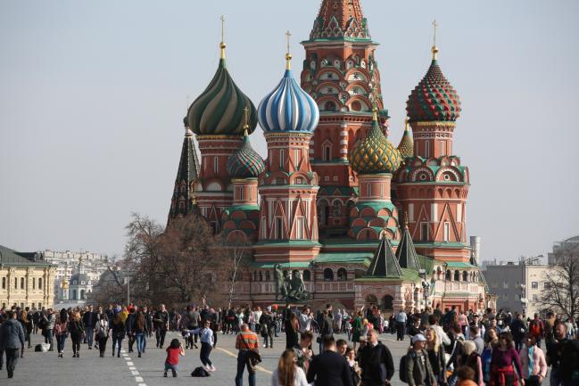 © Bloomberg. Visitors walk through Red Square near Saint Basil's cathedral in Moscow, Russia, on Tuesday, April 10, 2018. Russia’s currency extended its plunge, dropping to the weakest level since Dec. 2016, as investors weighed the implications of the toughest U.S. sanctions yet. Photographer: Andrey Rudakov/Bloomberg