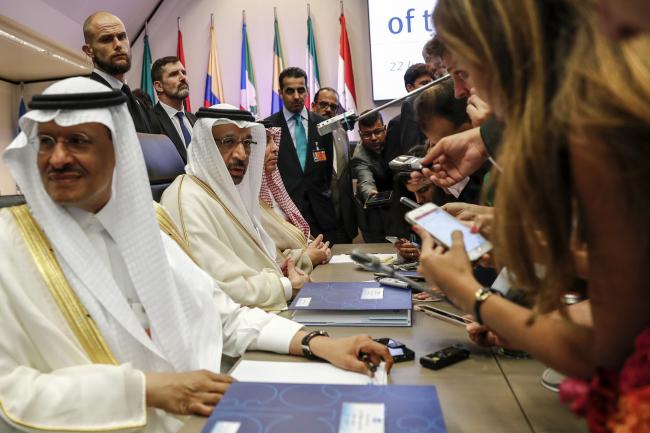 Oil Extends Gain as Saudi Minister Ousted Before OPEC Meeting