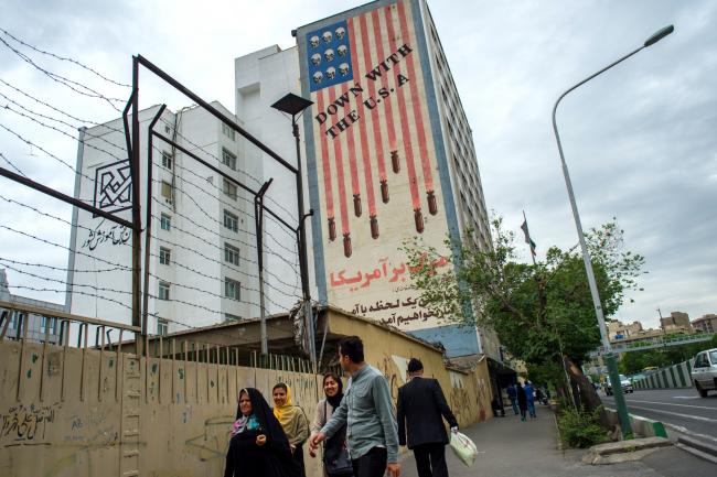 © Bloomberg. Pedestrians pass a giant wall mural proclaiming 'Down With The USA' on a street in Tehran, Iran, on Wednesday, May 9, 2018.  Photographer: Ali Mohammadi/Bloomberg