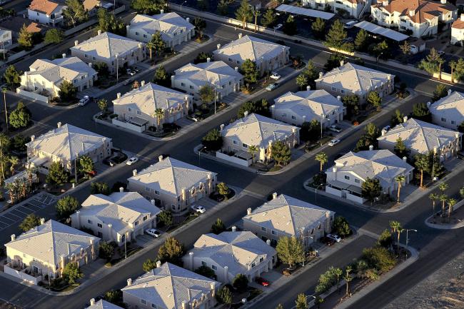 © Bloomberg. Rows of houses stand in Las Vegas, Nevada, U.S. 