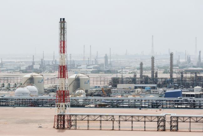 © Bloomberg. A flare stack pipe stands at the Ruwais refinery and petrochemical complex, operated by Abu Dhabi National Oil Co. (ADNOC), in Al Ruwais, United Arab Emirates, on Monday, May 14, 2018. Adnoc is seeking to create world’s largest integrated refinery and petrochemical complex at Ruwais. 