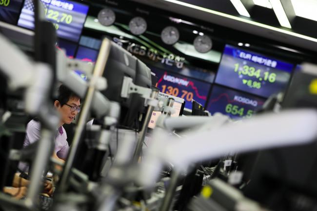 © Bloomberg. A foreign currency dealer looks at a monitor in a dealing room of KEB Hana Bank in Seoul, South Korea, on Monday, Sept. 4, 2017. Asian stocks fell as investors turned to haven assets after the dictatorship tested a nuclear bomb on Sunday, sending the yen, gold and Treasury futures higher. Photographer: SeongJoon Cho/Bloomberg