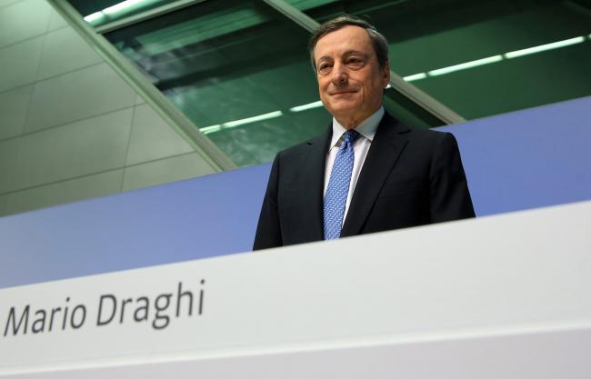 © Bloomberg. Mario Draghi, president of the European Central Bank (ECB), arrives for a news conference to announce the bank's interest rate decision at the ECB headquarters in Frankfurt, Germany, on Thursday, Oct. 20, 2016. The ECB kept its quantitative-easing program and interest rates unchanged as suspense builds up over a possible extension of bond-buying later this year.