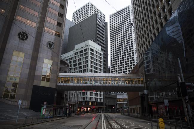 © Bloomberg. An empty street stands in the central business district during a No. 8 Storm Signal raised for Typhoon Mangkhut in Hong Kong, China, on Sunday, Sept. 16, 2018. Hong Kong issued its third-highest warning as a weakened though still dangerous Super Typhoon Mangkhut bears down on China’s Guangdong province, after leaving a path of destruction across the northern Philippines. Photographer: Justin Chin/Bloomberg