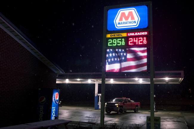© Bloomberg. Signage displays fuel prices at a Marathon Petroleum Corp. gas station in Rushville, Ohio, U.S., on Monday, Jan. 29, 2018. Marathon is scheduled to release earnings figures on February 1. Photographer: Ty Wright/Bloomberg