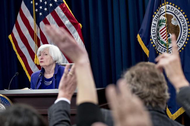 © Bloomberg. Janet Yellen, chair of the U.S. Federal Reserve, left, waits for a question during a news conference following a Federal Open Market Committee (FOMC) meeting in Washington, D.C., U.S., on Wednesday, Dec. 13, 2017. 