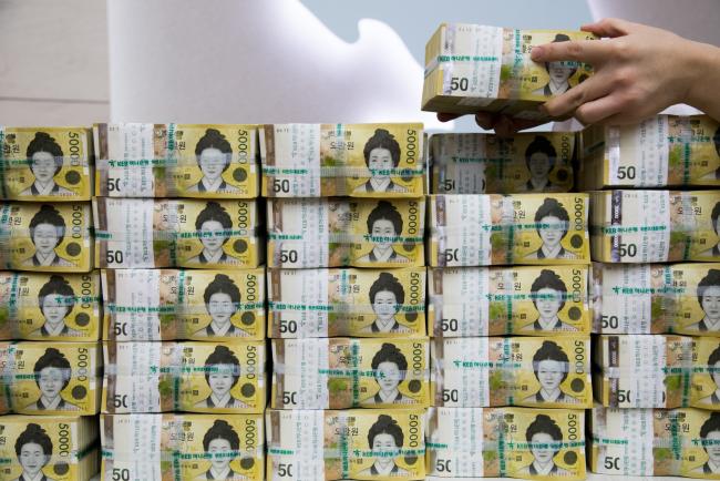 © Bloomberg. An employee arranges genuine bundles of South Korean 50,000 won banknotes for a photograph at the Counterfeit Notes Response Center of KEB Hana Bank in Seoul, South Korea, on Monday, Aug. 14, 2017. The won advanced for the first day in four as top U.S. national security officials sought to damp down talk of am imminent war with North Korea following days of heightened rhetoric. Photographer: SeongJoon Cho/Bloomberg