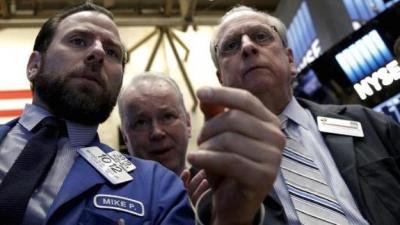 Dow Jones và S&P 500 lùi bước 