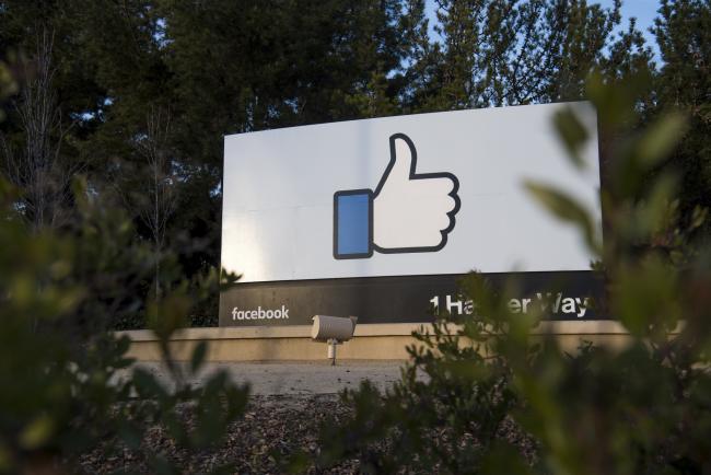 © Bloomberg. Signage is displayed outside Facebook Inc. headquarters in Menlo Park, California, U.S., on Monday, Jan. 30, 2017. Facebook Inc. is scheduled to release earnings figures on February 1. Photographer: David Paul Morris/Bloomberg