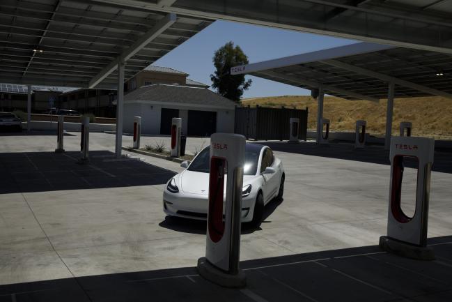 Tesla Rushes to Keep California Blackout From Killing Batteries