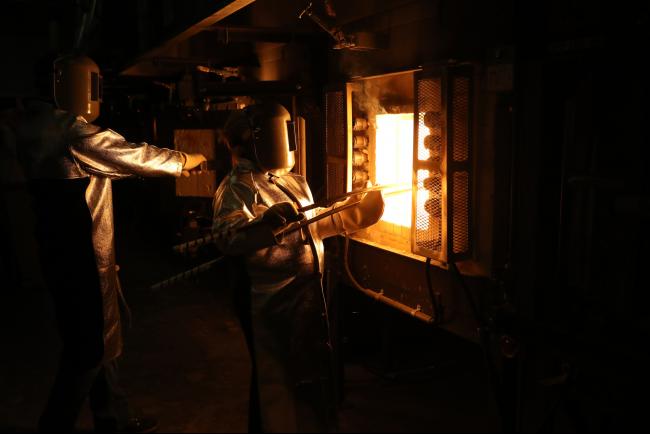 © Bloomberg. An employee pulls a crucible of molten glass from a furnace at the Corning Inc. Sullivan Park Science & Technology Center in Corning, New York, U.S., on Tuesday, March 28, 2017. Corning, a manufacture of liquid crystal display (LCD) glass, ceramics and fiber optics, is scheduled to release earnings figures on April 24. Photograph: Victor J. Blue/Bloomberg Photographer: Victor J. Blue/Bloomberg