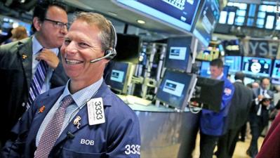 Căng thẳng dịu bớt, Dow Jones phục hồi hơn 300 điểm