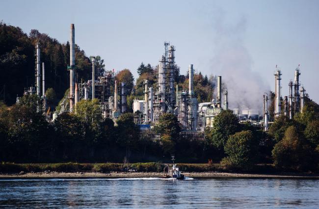 © Bloomberg. A boat sails past the Burnaby Refinery, operated by Parkland Fuel Corp., in Burnaby, British Columbia, Canada, on Wednesday, Sept. 19, 2018. U.S. Trade Representative Robert Lighthizer and Canadian Foreign Minister Chrystia Freeland met Thursday in Washington to negotiate Nafta talks, but no agreement was reached. 