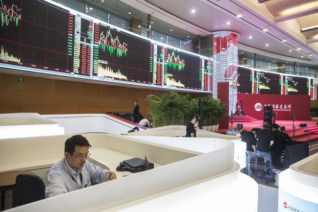 © Bloomberg. A man sits in front of electronic boards at the Shanghai Stock Exchange in Shanghai, China, on Tuesday, Sept. 22, 2015. U.K. Chancellor of the Exchequer George Osborne is seeking to strengthen Britain's ties with China, including a possible stock-exchange link, as he underlines the country's value as an investment partner in spite of recent market shocks.