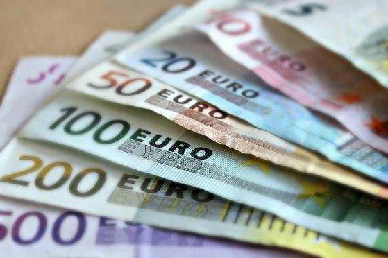 Euro media: Declaraciones miembro BCE hunden moneda, cae 0.5%