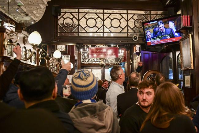 © Bloomberg. Pubgoers watch a broadcast of Jacob Rees-Mogg during a Brexit Deal debate, on March 12. Photographer: Chris J. Ratcliffe/Bloomberg