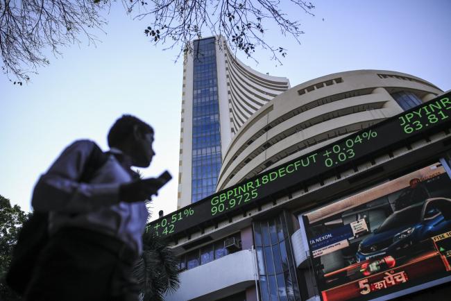 © Bloomberg. An electronic ticker board indicates British pound to Indian rupee currency exchange rate outside the Bombay Stock Exchange. Photographer: Dhiraj Singh/Bloomberg