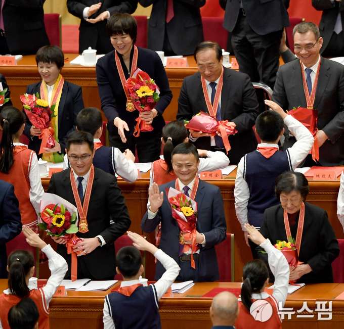 [사진] 중국 간판 IT기업 총수 마윈 마화텅, 개혁개방 공로로 표창 받아  