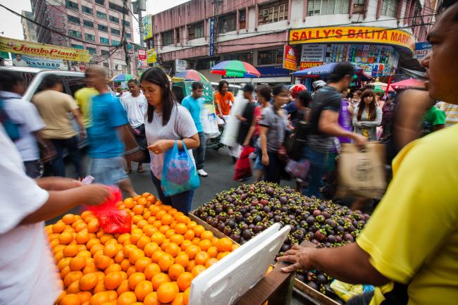 © Bloomberg. Vendors sell fruit at the Divisoria market in Manila, the Philippines, on Tuesday, Jan. 22, 2013.  Photographer: Julian Abram Wainwright/Bloomberg